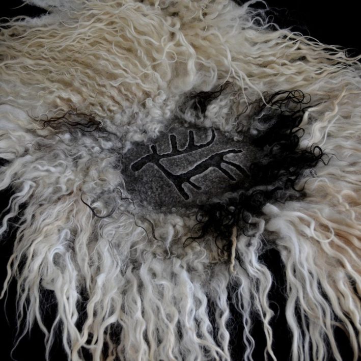 Felting tutorial how to felt vegetarian sheepskinn of coarser nordic wool in combination with cutowt-motifs . In SWEDISH - Image 3