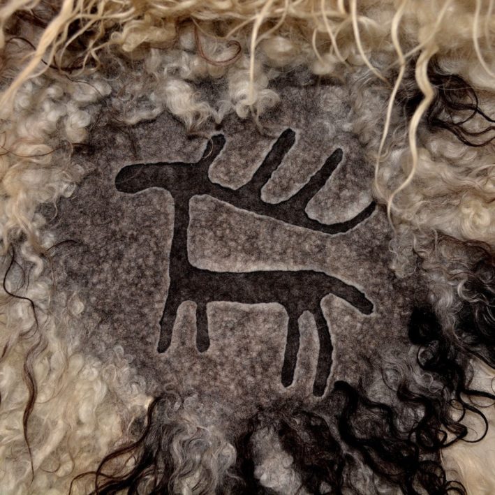 Felting tutorial how to felt vegetarian sheepskinn of coarser nordic wool in combination with cutowt-motifs . In SWEDISH - Image 2