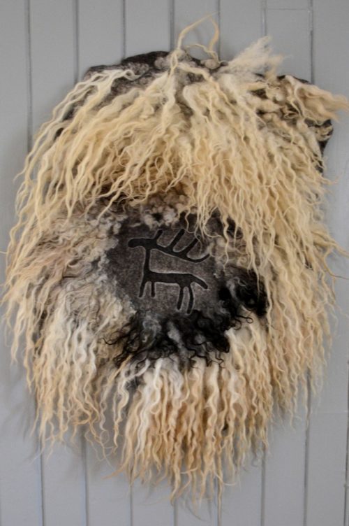 Felting tutorial how to felt vegetarian sheepskinn of coarser nordic wool in combination with cutowt-motifs . In SWEDISH