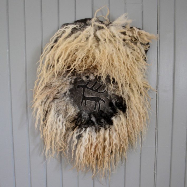 Felting tutorial how to felt vegetarian sheepskinn of coarser nordic wool in combination with cutowt-motifs . In SWEDISH